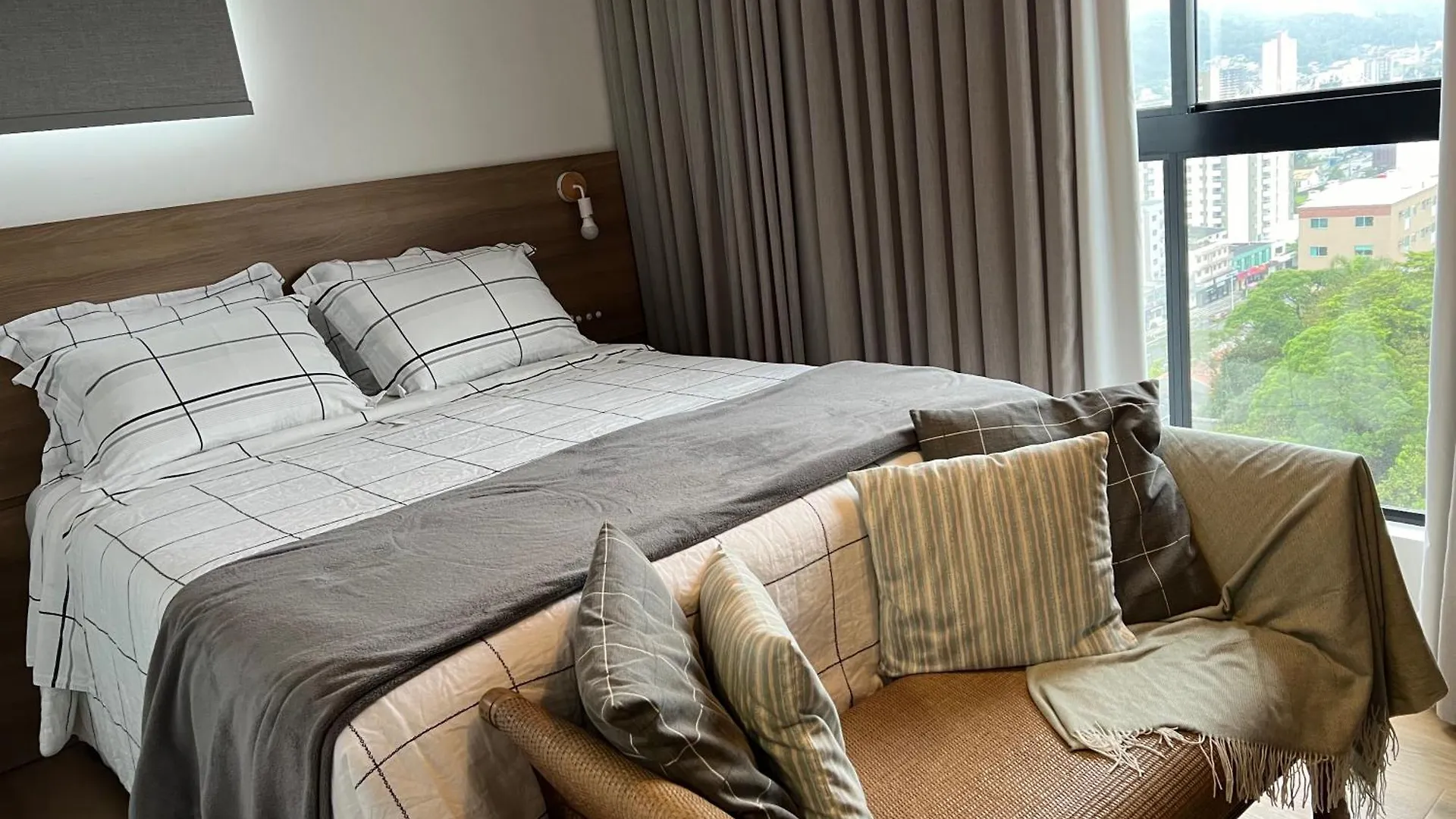 Apto Studio Confortavel, Proximo A Universidade Furb E Parque Da Oktoberfest - Apartamento Novo Em Predio Novo ブルメナウ 0*,  ブラジル